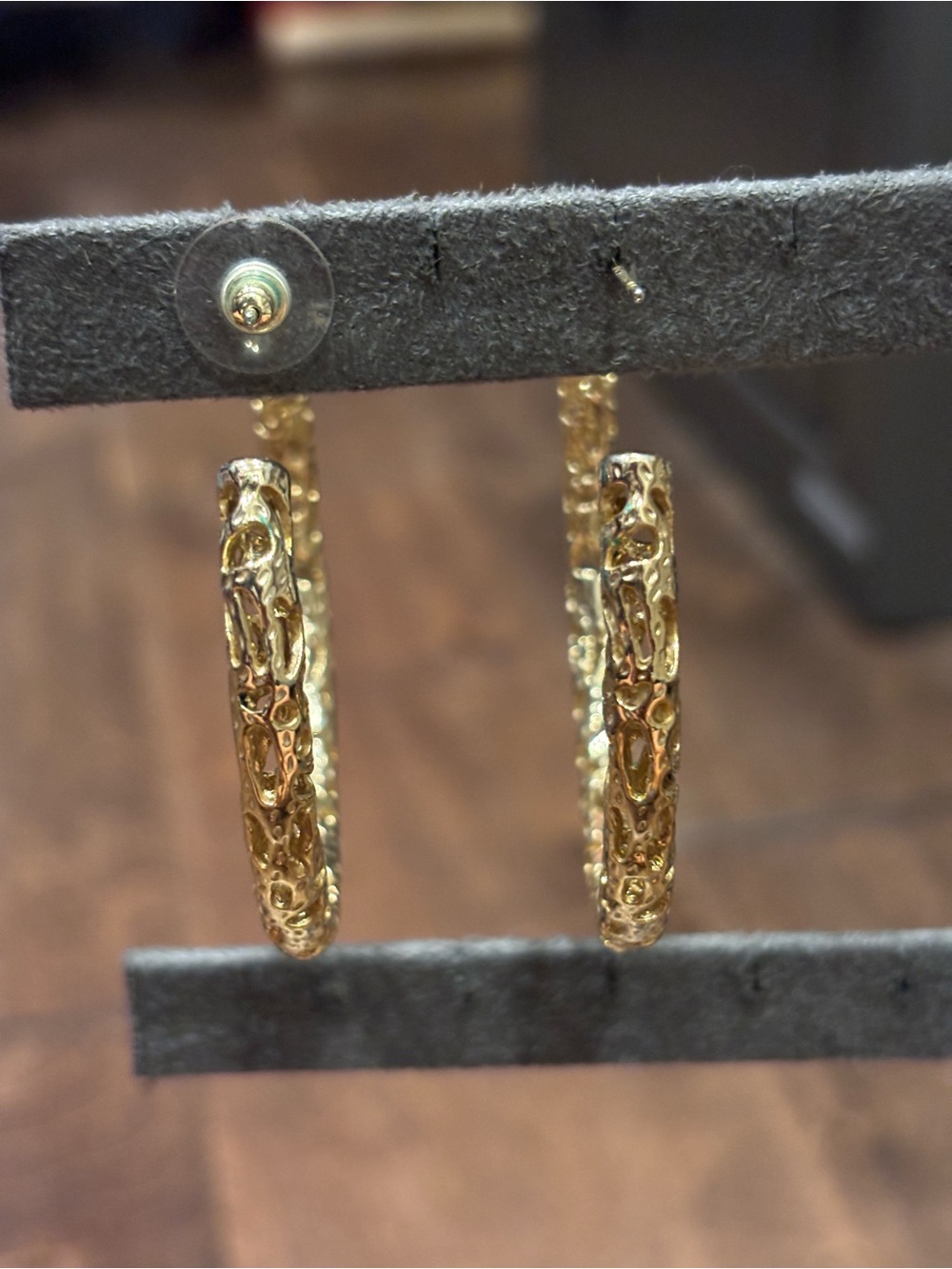 Kendra Scott Maggie Gold Filigree Hoop Earrings - Elegant Women's Jewelry - Picture 3 of 4